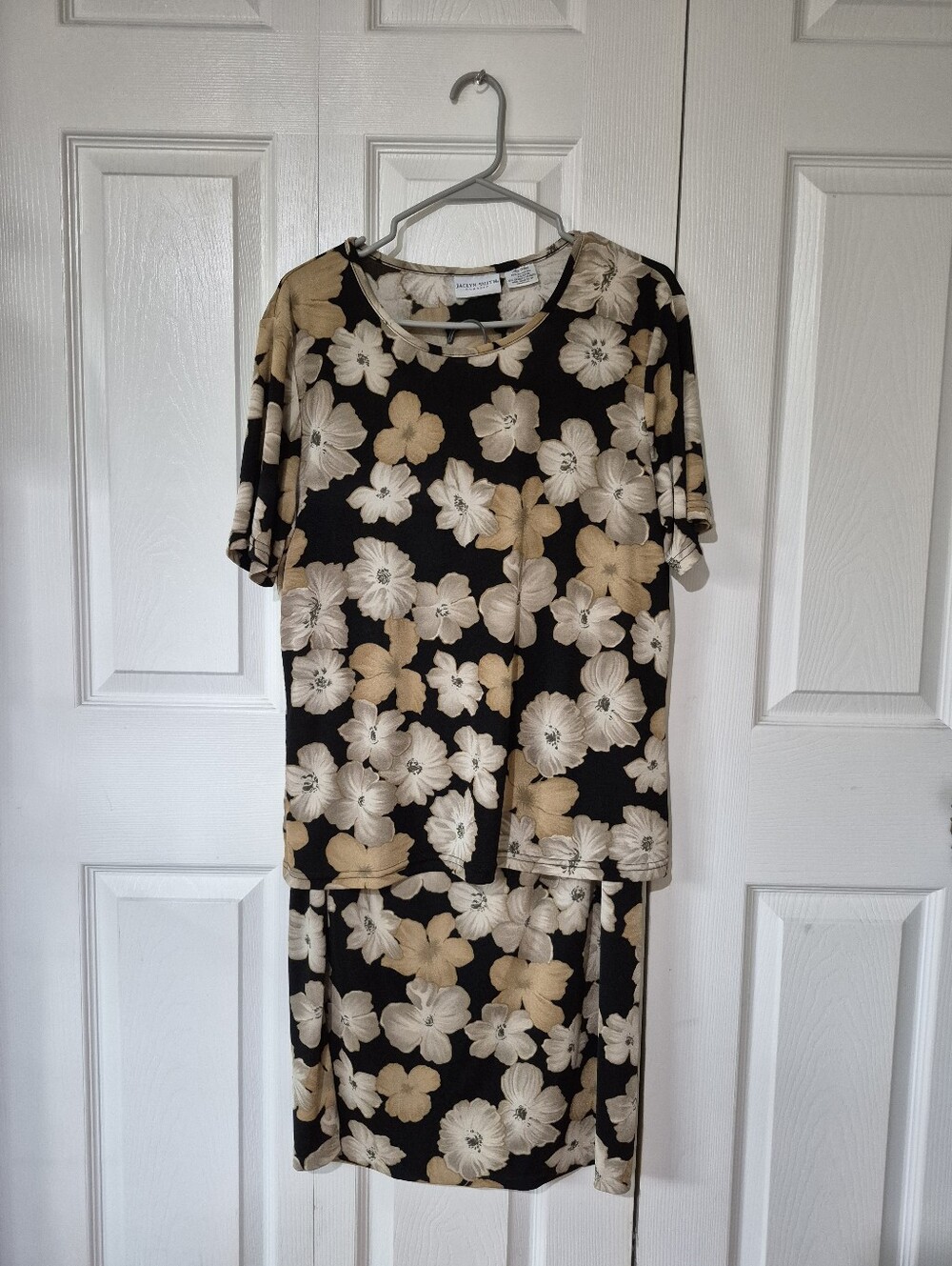 Jaclyn Smith top and skirt set size L with brown flowers